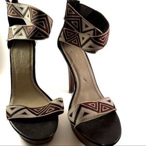 Sexy Patterned Wood Heel SZ 9